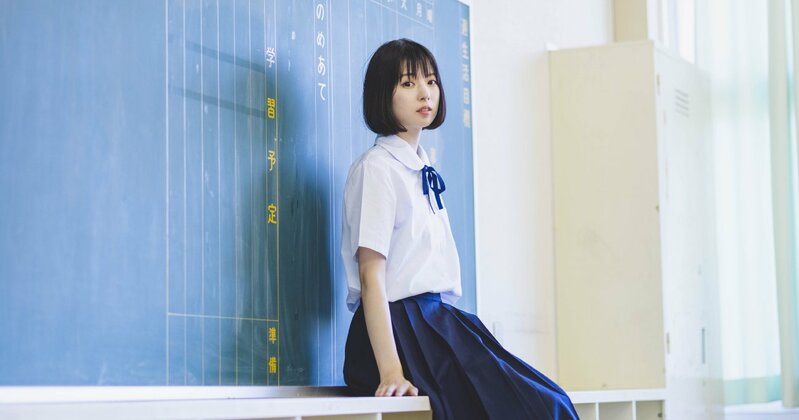 大学受験を控えた学生が勉強する様子。学歴の社会における意義を問う。
