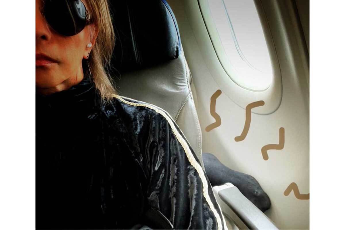 HYDE氏がXに投稿した飛行機内の迷惑行為を示す写真