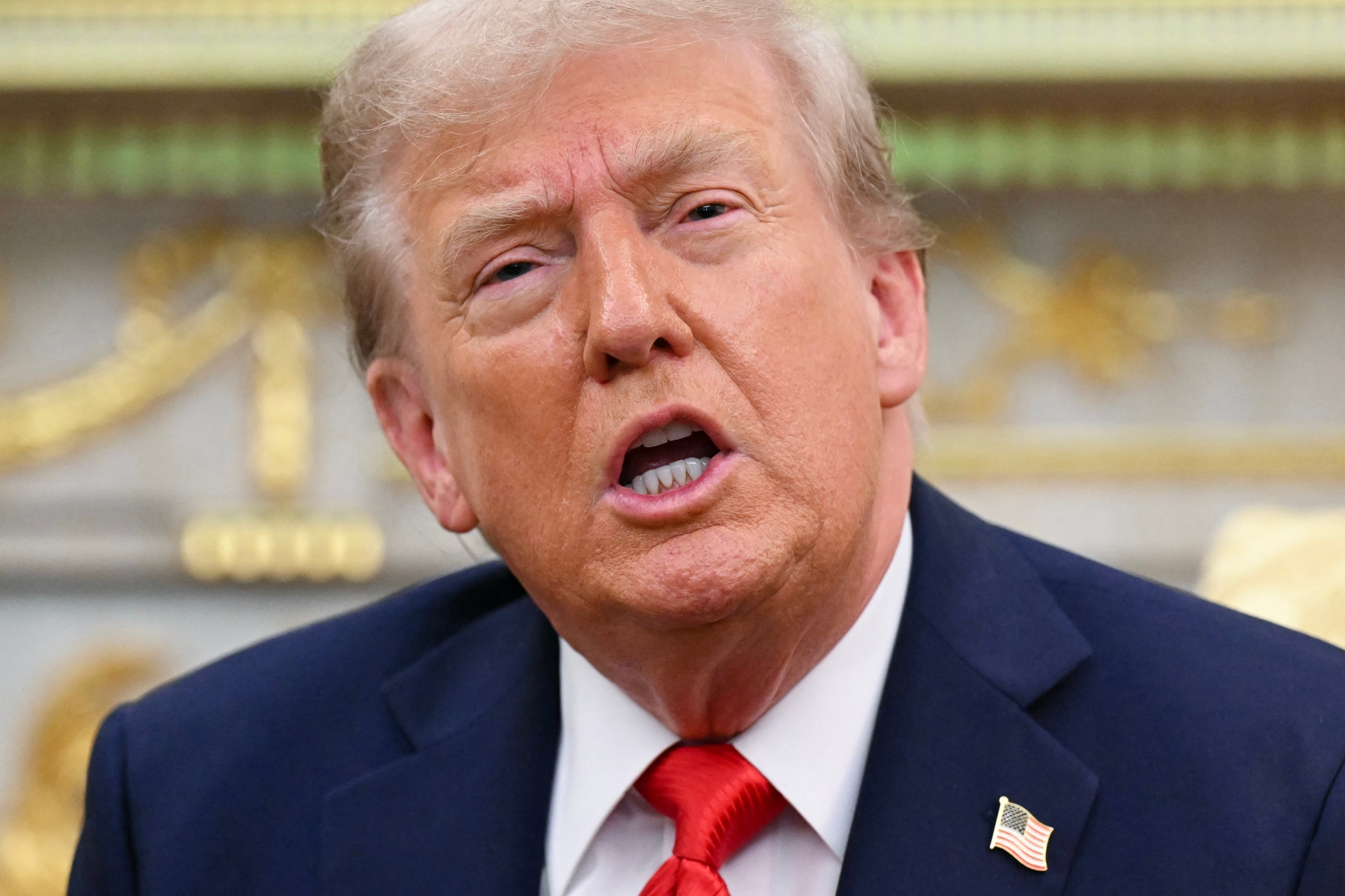 ドナルド・トランプ元米大統領が会見で発言する様子。ホワイトハウスの不可解な映像について、「生成AIによるものだ」と主張し物議を醸した。（2025年9月3日撮影）