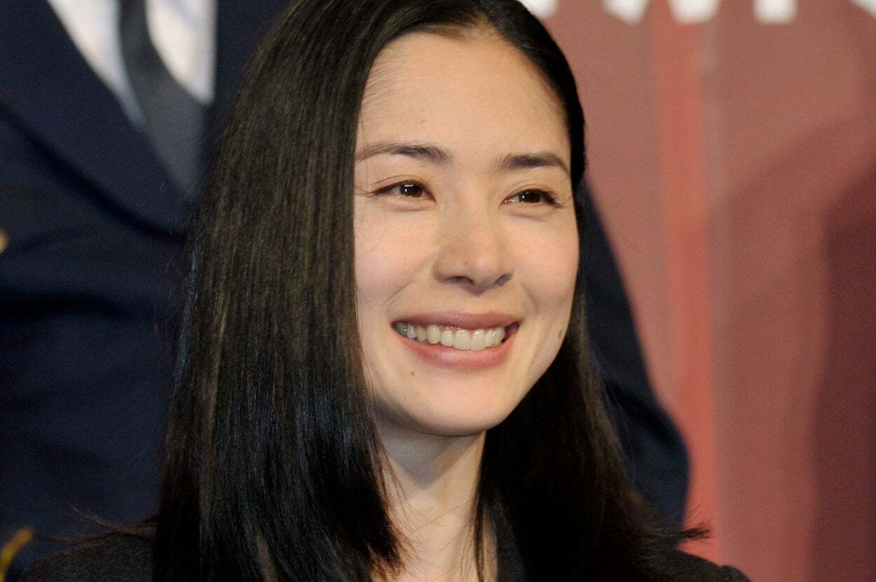 深津絵里が8年ぶり映画舞台挨拶で披露した黒のキャミソールドレス姿