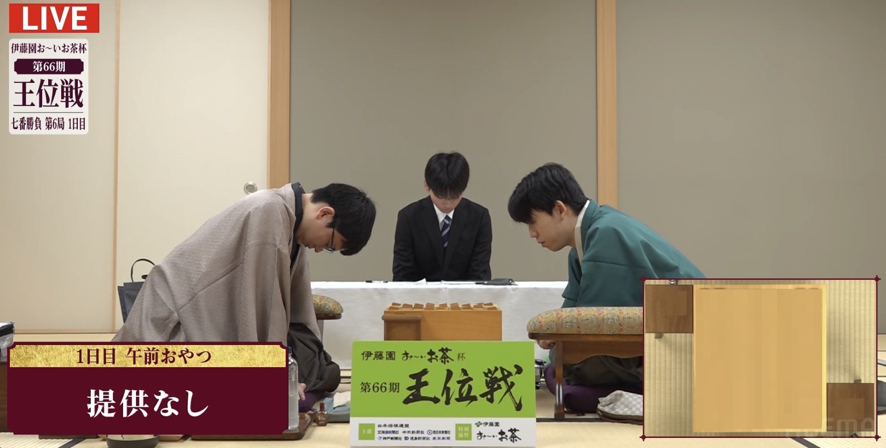 藤井聡太王位（右）と永瀬拓矢九段（左）が将棋会館で行われた王位戦七番勝負第六局で真剣に対局する様子