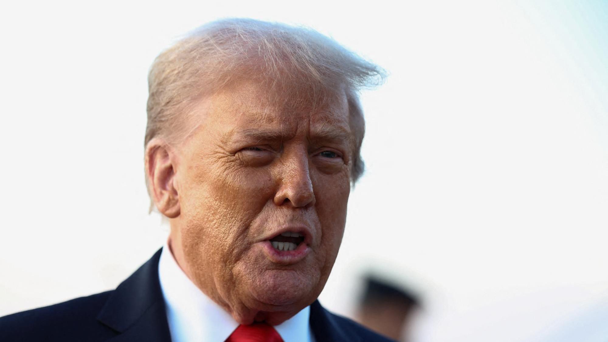 トランプ米大統領が記者団に対し、ウクライナへの大規模空爆を受けロシア制裁の強化を示唆する発言をする様子。
