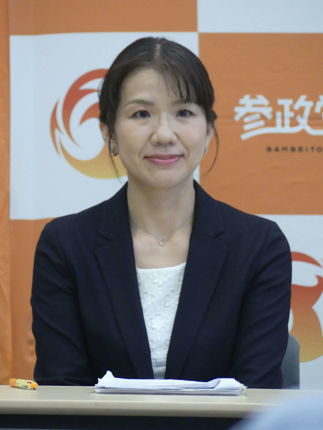 参政党の政調会長補佐就任記者会見で挨拶する元衆議院議員の豊田真由子氏