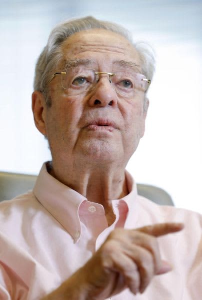 インタビューに答えるハビエル・ガラルダ神父。死刑制度の根源的な問いについて語る