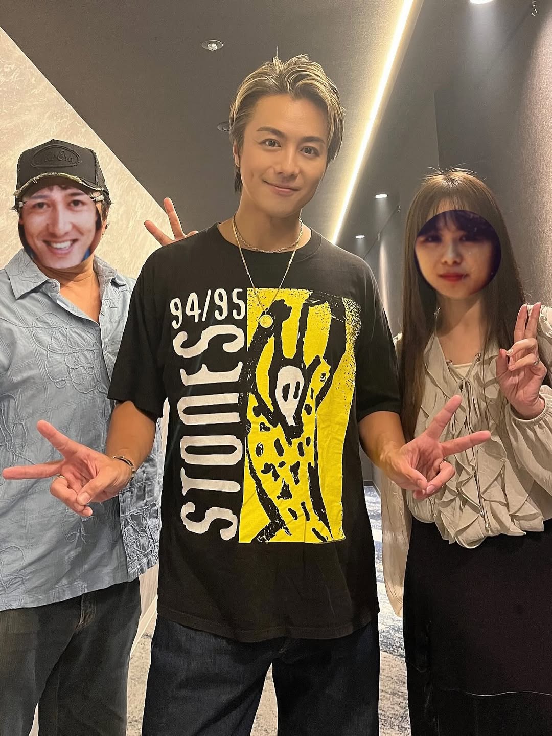 EXILE TAKAHIROがInstagramで公開した両親との3ショット。顔部分には若かりし頃の写真が合成され、温かい家族の絆が伝わる。