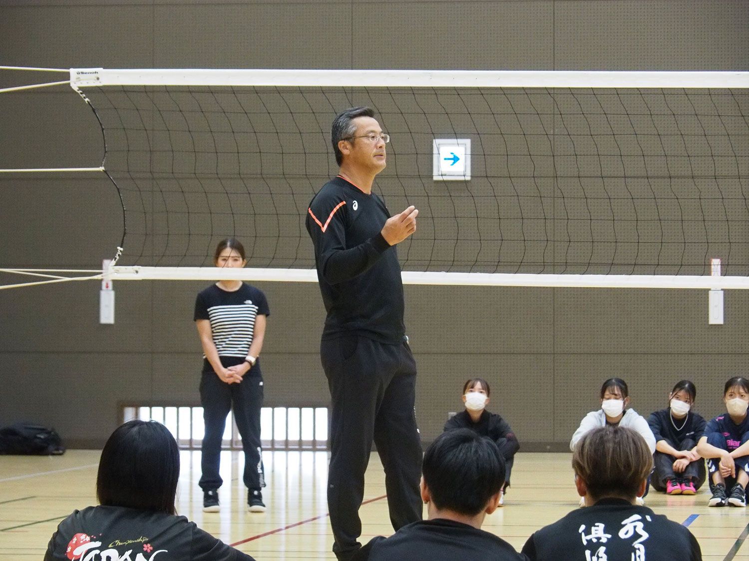 福井工業大学で体育を指導する中垣内祐一氏。元バレーボール日本代表として、農業経営者と大学教授の二足の草鞋を履く彼の専門性が、日本の米作り問題への深い洞察を裏付けています。