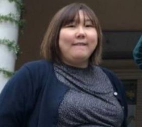MAX体重100キロだった頃のなつみさん（左）と、58キロまで減量し筋肉質な体に変貌を遂げた現在の姿（右）。食生活の改善と努力の成果が表れている。