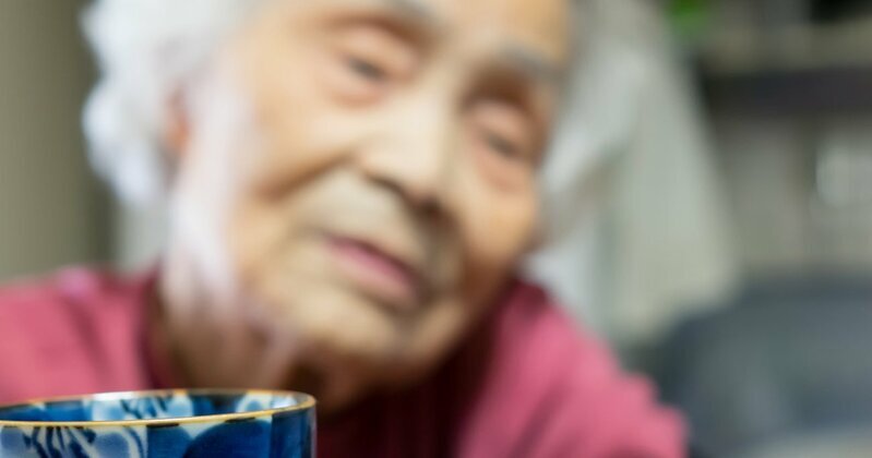 高齢化社会における認知症の課題と脳の健康を考えるイメージ
