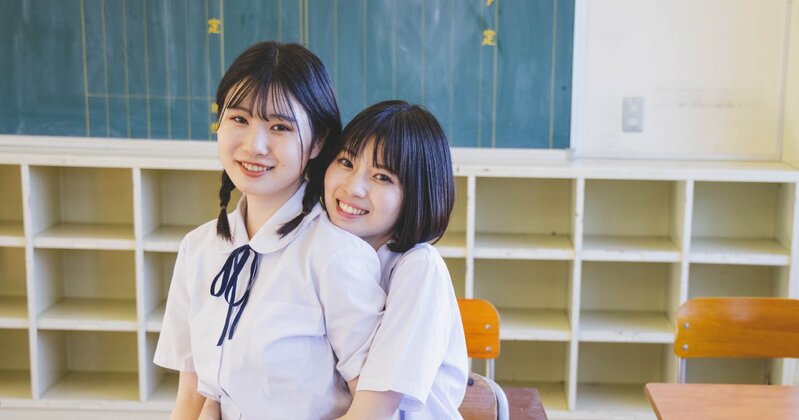 大学受験に向けて真剣に勉強する若者、努力の重要性を示す