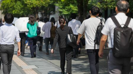 夏の通勤時に快適に過ごすための速乾性インナーを着用したビジネスパーソン