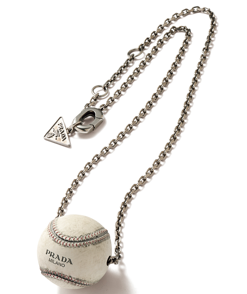 プラダ〉のラグジュアリーな“野球ボールネックレス”！（Safari