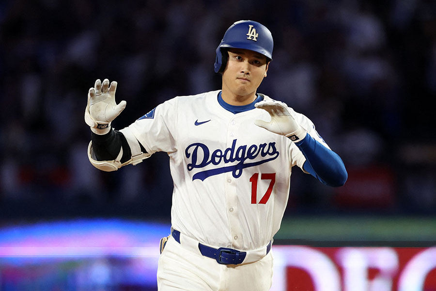 大谷翔平選手 ワールドシリーズが近づいています🍁 秋の落ち葉を投げる #大谷