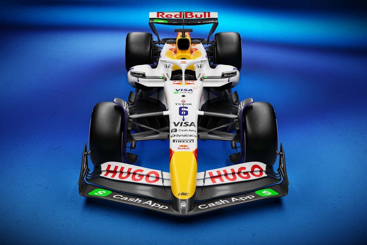 氏家駅前さくらテラスで、レーシングブルズのF1マシンと今年の鈴鹿8耐