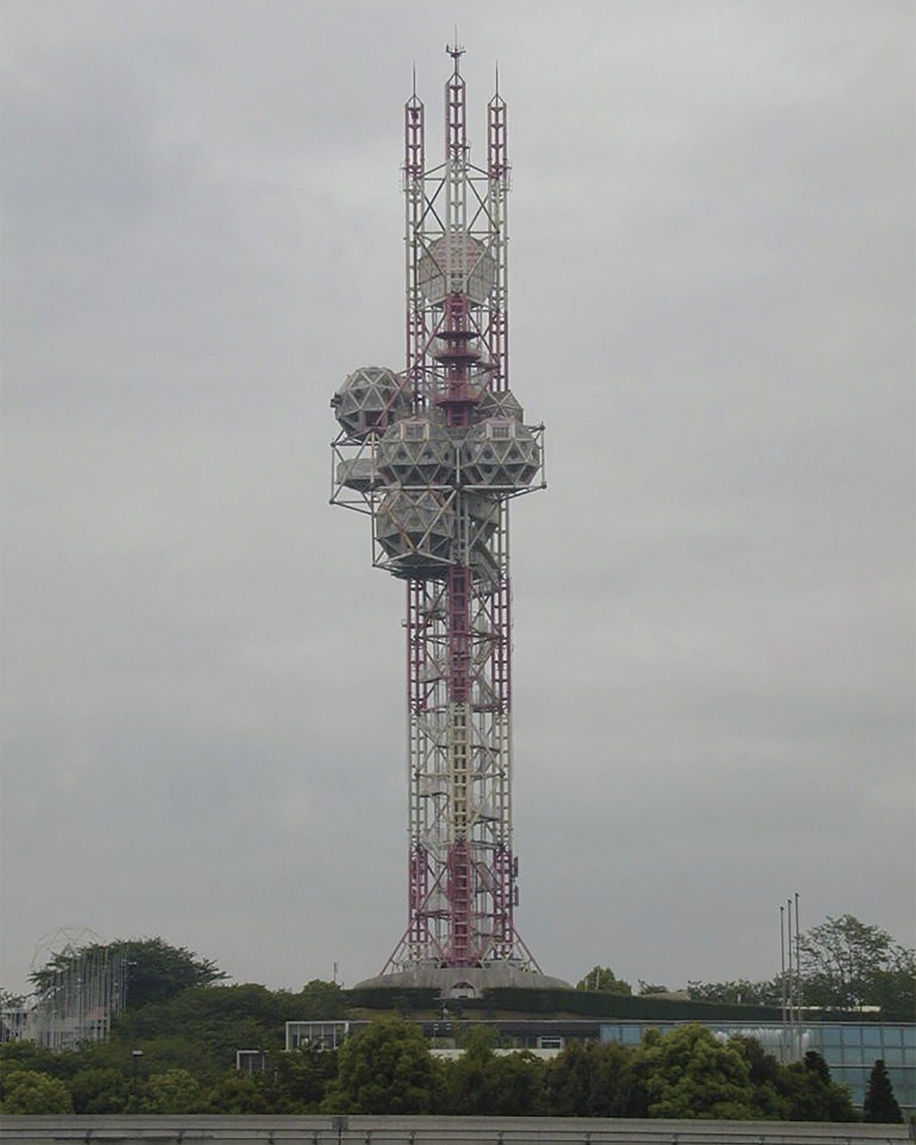 70年万博へのオマージュ!? 〈エキスポタワー〉と〈住友童話館