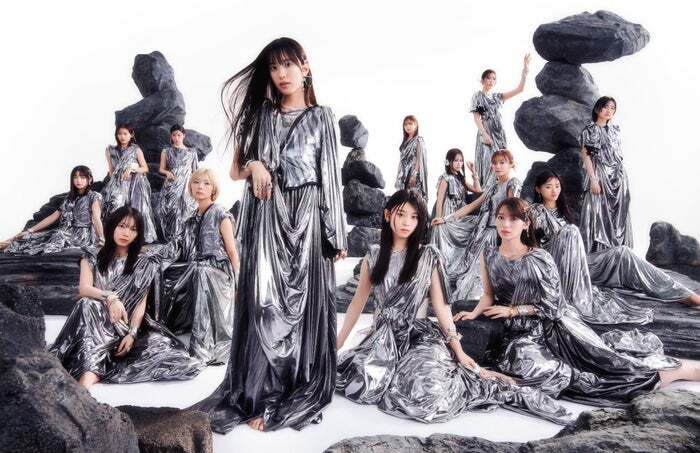 櫻坂46、光沢衣装纏い存在感放つ 村井優センター13thシングル新