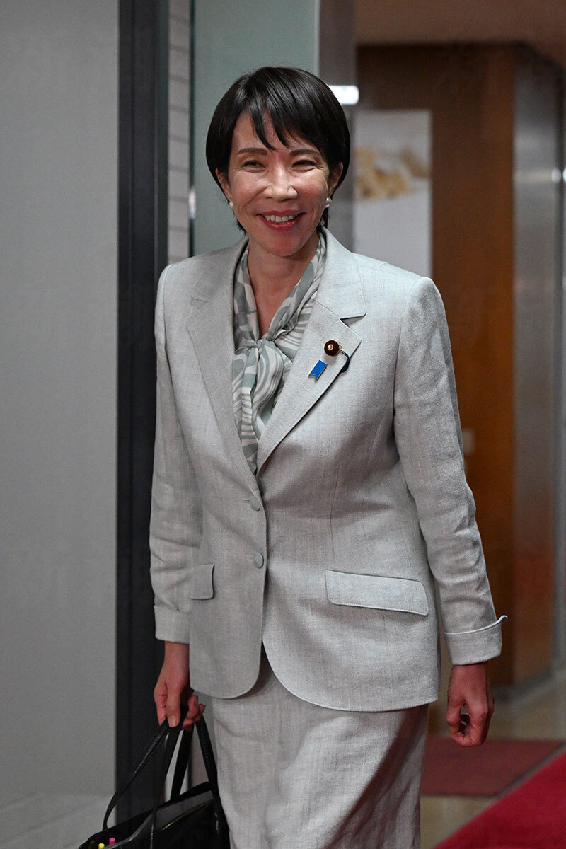 高市早苗氏、自民党初の女性総裁として。更年期障害と関節リウマチを乗り越えた政治家の肖像。