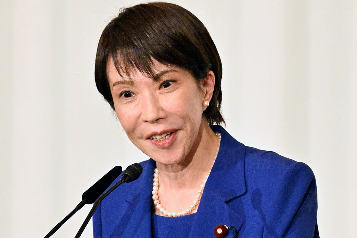 演説中の高市早苗自民党総裁。そのタカ派的な政治イメージの裏に隠された意外な一面を詳報