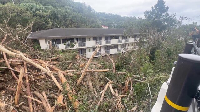 台風直撃から一夜…八丈島では被害の爪痕残るなか再び台風か 3連休に各地でも影響が…“秘境”や“紅葉”名所から不安の声(FNNプライムオンライン) - Yahoo!ニュース