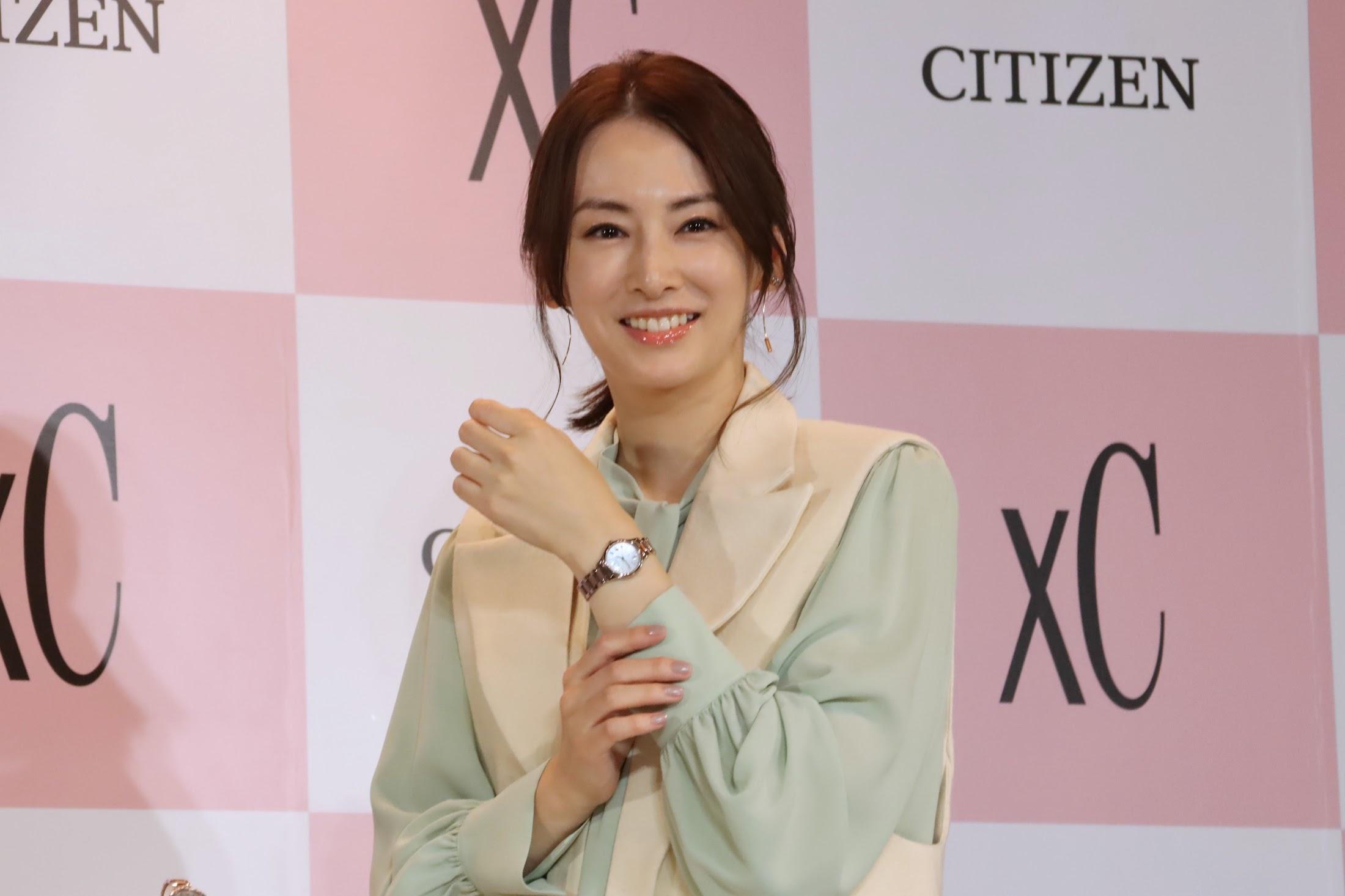 北川景子＞オフホワイト基調の爽やかコーデ デザイン監修した