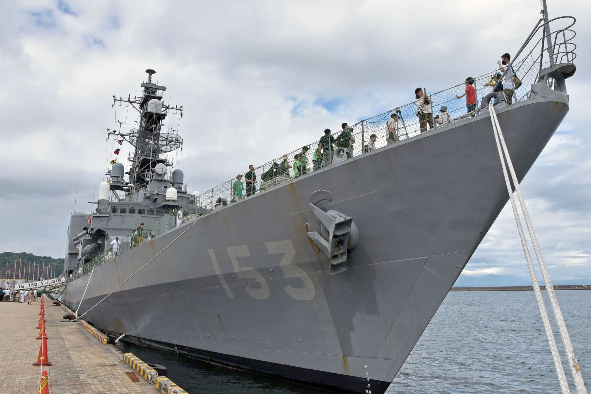 護衛艦ゆうぎり 楯 小学生も興味津々…「昔の戦艦より主砲口径が小さい」 ミサイル