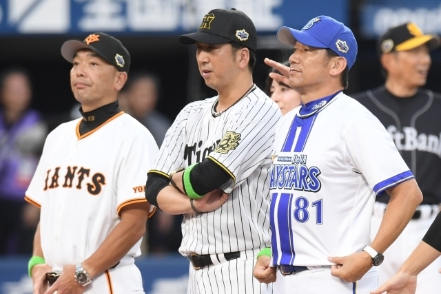 貴重。新聞　中日ドラゴンズ　日本一。落合監督。 嫌われた監督 落合博満は中日をどう変えたのか』 「末席の記者