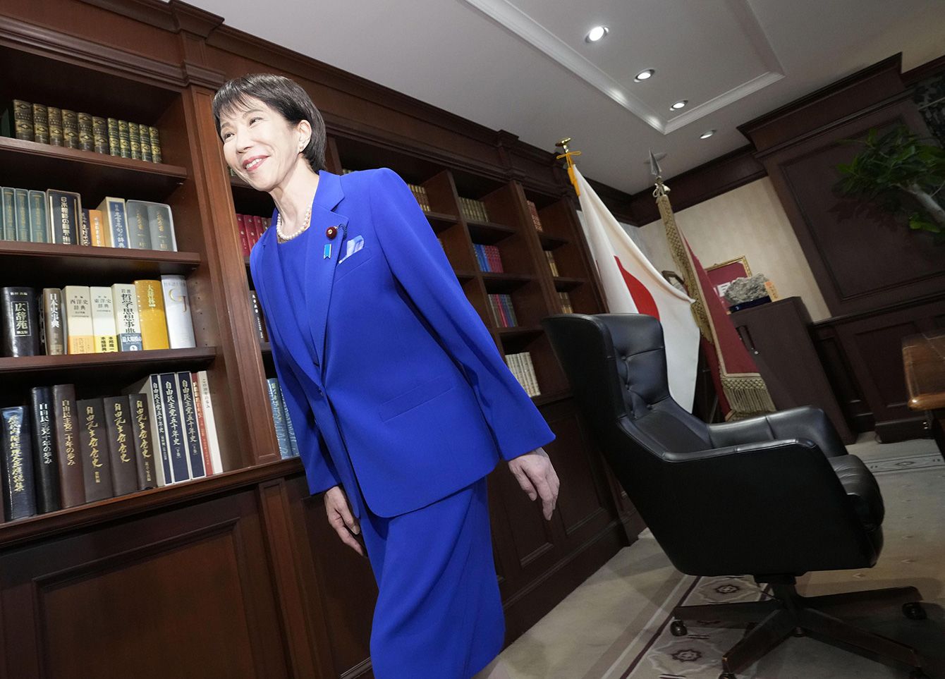 日本の自民党本部にて会見する高市早苗氏。彼女の総裁選勝利は国内外で大きな注目を集めた。