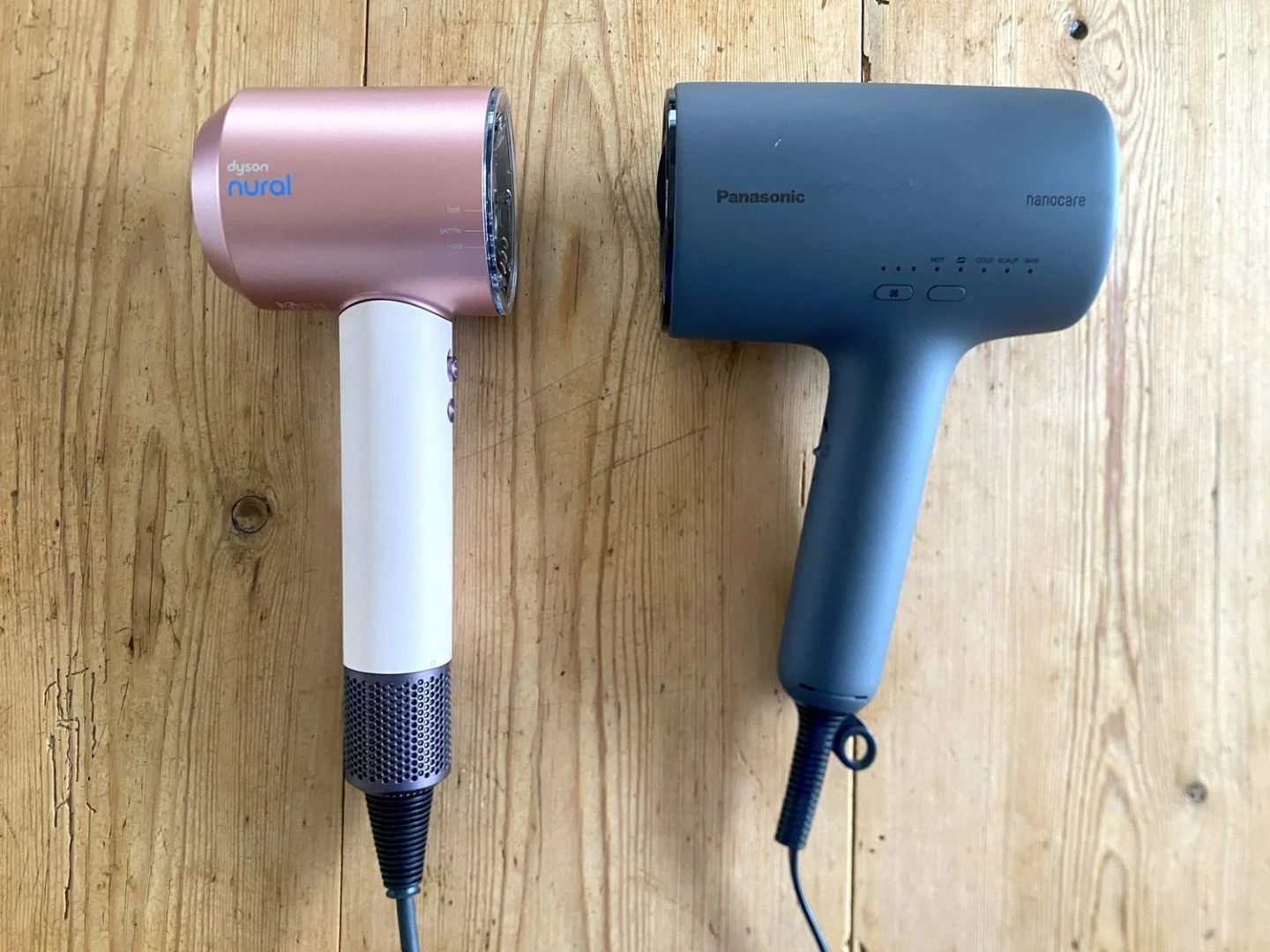 新品同様パナソニック最新ドライヤー パナソニック」と「ダイソン」の最新高級ドライヤーを、働く