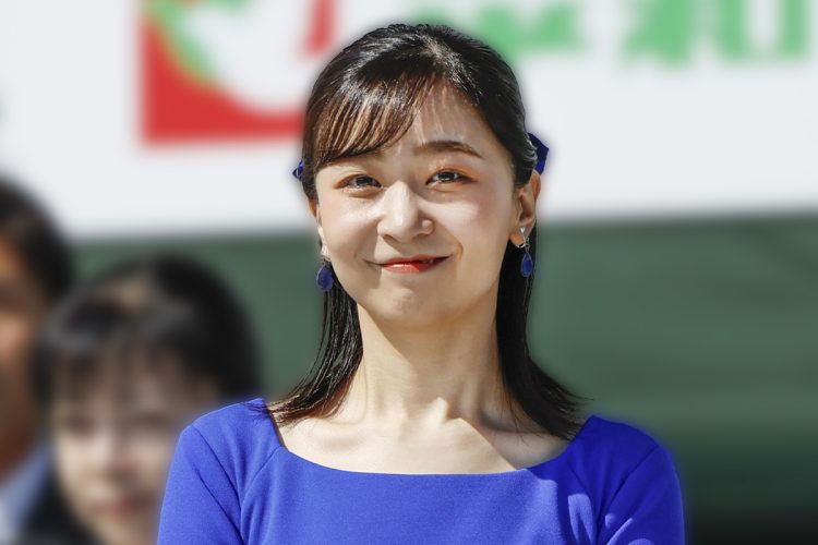 第79回国民スポーツ大会の閉会式に出席し、ロイヤルブルーのロングドレス姿で賜杯授与を行う佳子さま（2025年10月8日、滋賀県彦根市で撮影）。