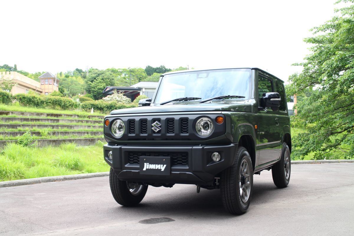 4*m様 スズキ ジムニー 運転しています。 新型スズキ ジムニー 4x4 発表 - この小型 SUV はすべてを征服