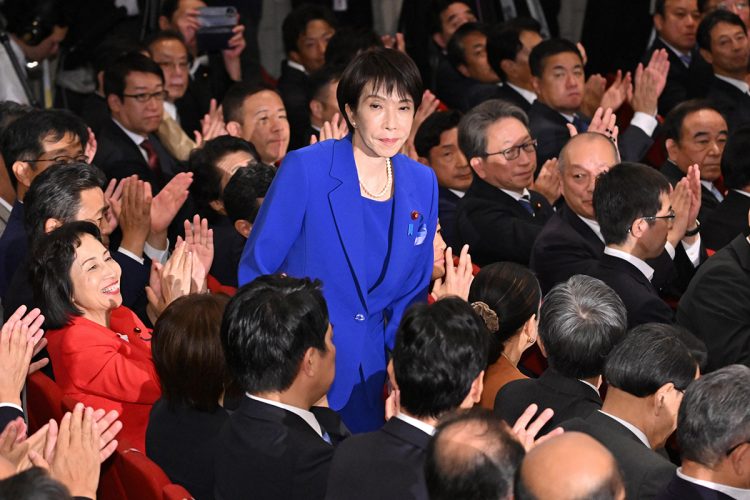 自民党初の女性総裁に就任し、力強く語る高市早苗氏の姿