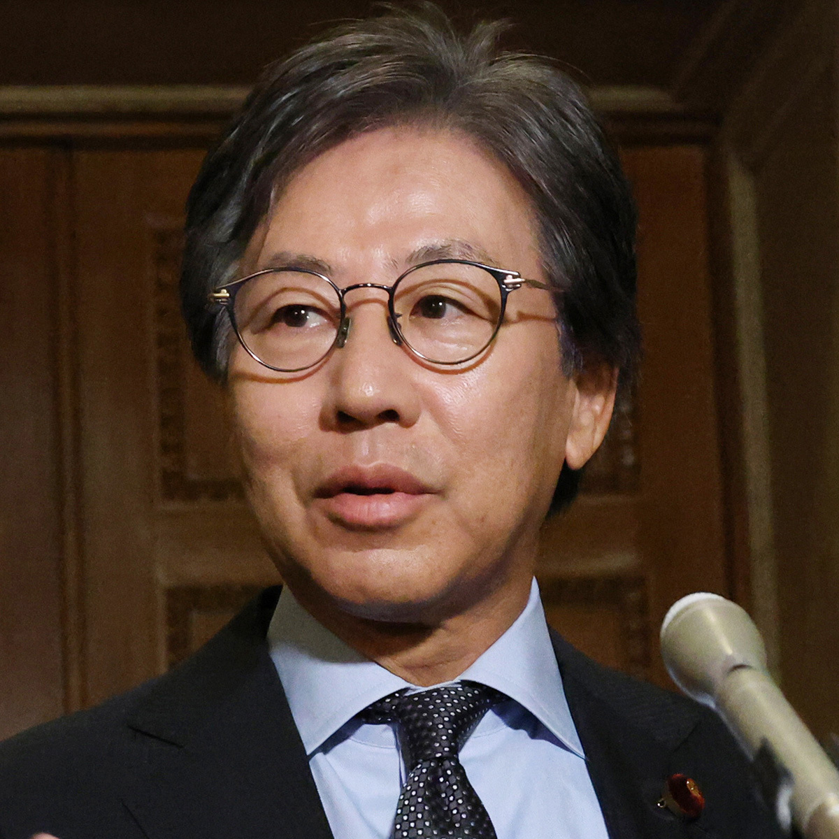 激化する政権与党を巡る駆け引き、会談に臨む各党の代表者たち