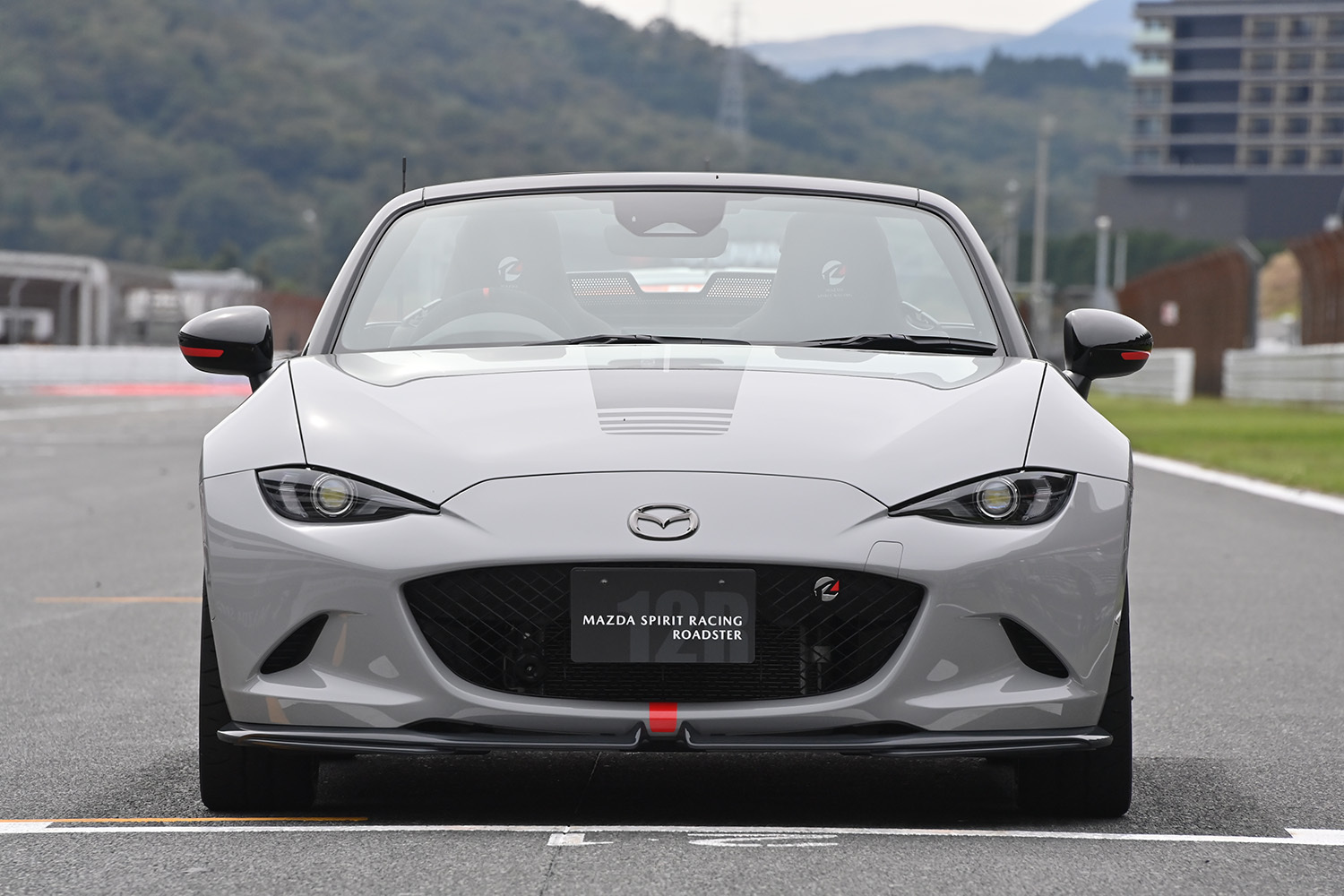 メーカーは、見た通りです。 注文殺到で買いたいのに買えない！ それでも自動車メーカーが