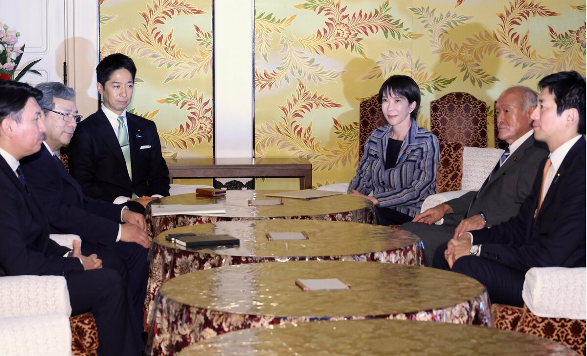 自民党と日本維新の会の政策協議の様子。高市早苗総裁と藤田文武共同代表が対談
