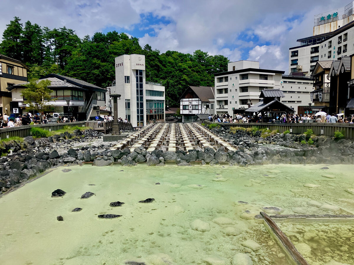 日本屈指の温泉地、群馬県草津温泉街の賑わい