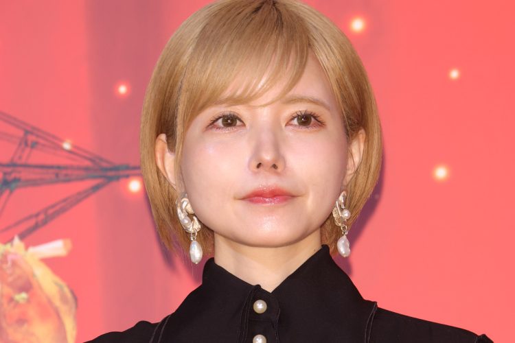 過去の益若つばさ（2013年）、現在の「ぽかぽか」出演で話題の激変ぶりと比較される元祖カリスマギャルモデル。