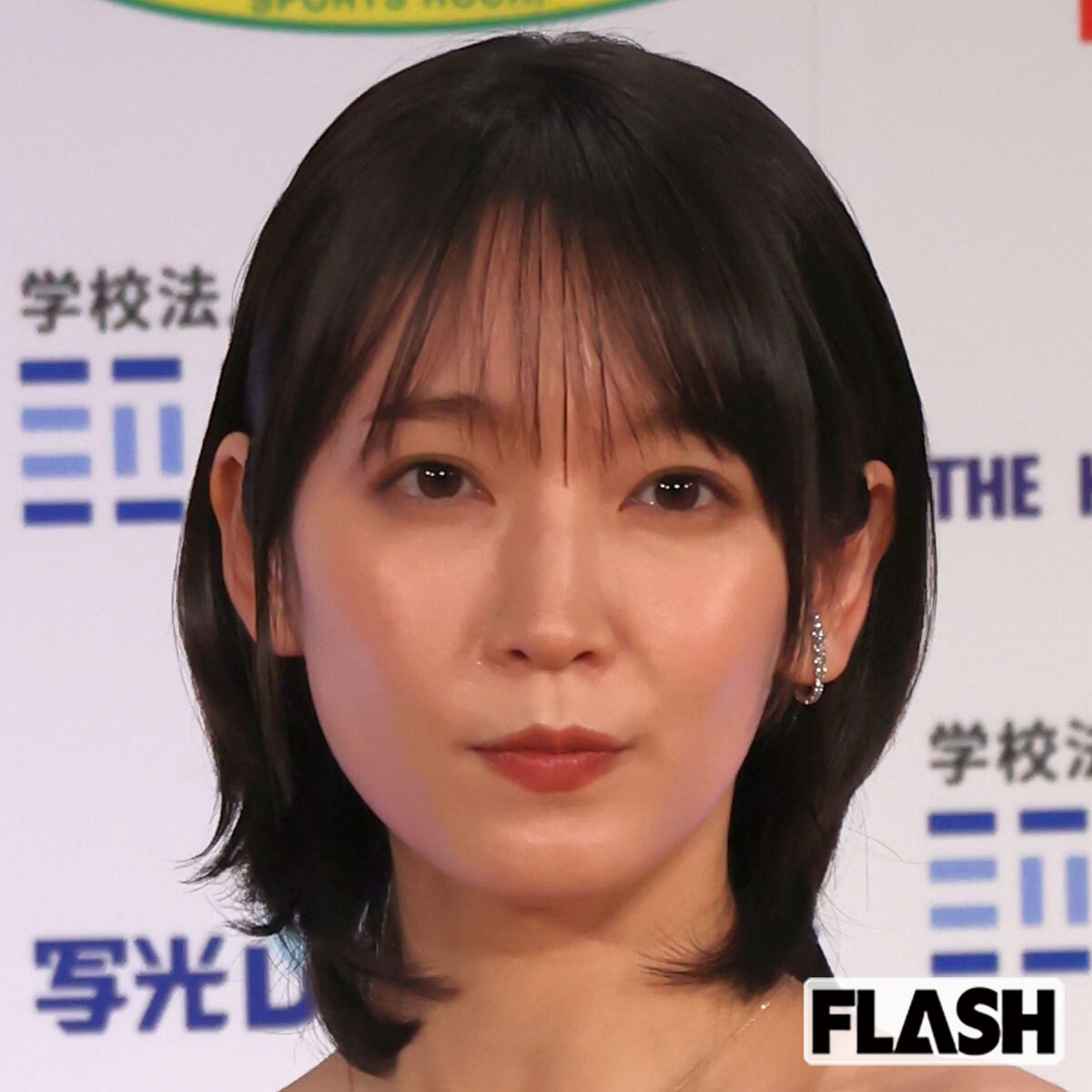 高雄映画祭に登場した吉岡里帆、純白ミニワンピにロングブーツで魅了