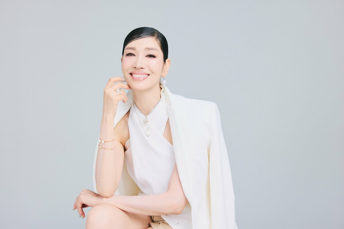 自信に満ちた笑顔を見せるアンミカさん、コンプレックスを乗り越えた姿