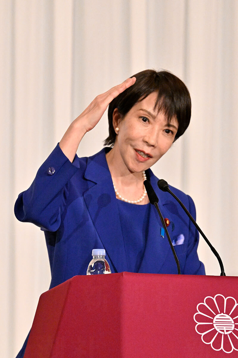 日本の次期総裁として注目される高市早苗氏が、自公連立の崩壊という政治的転機に直面し、その厳しい表情を浮かべている様子。