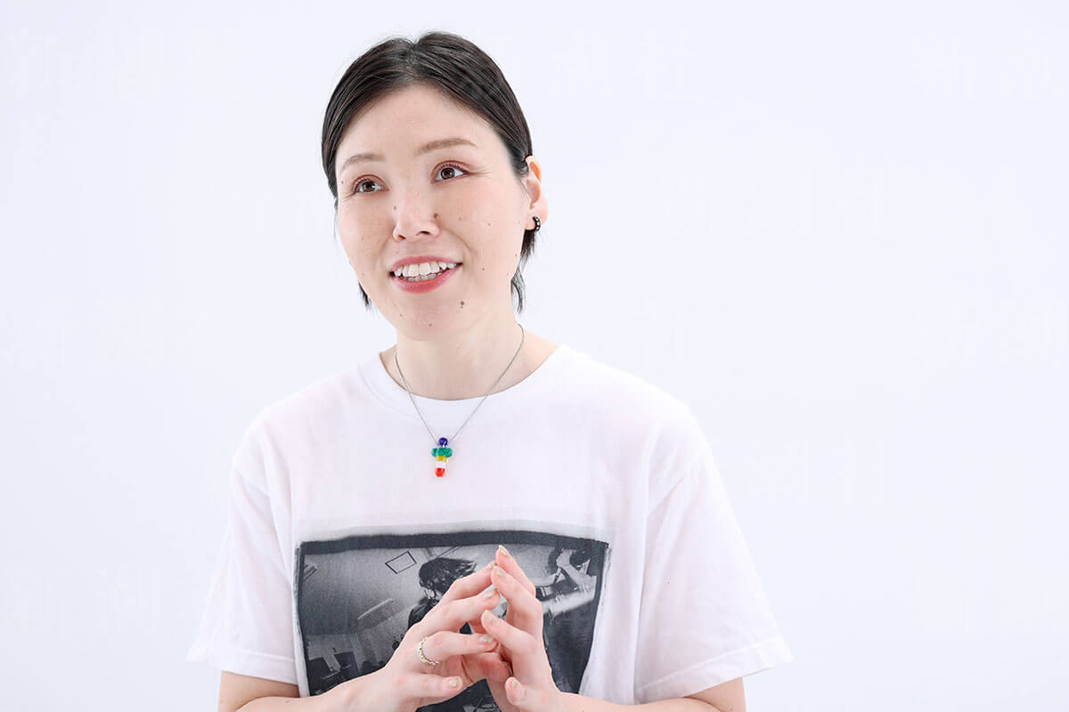 尼神インター誠子のデビュー初期の貴重なポートレート。読書好きの少女時代からお笑いの道へ進んだ彼女の笑顔。