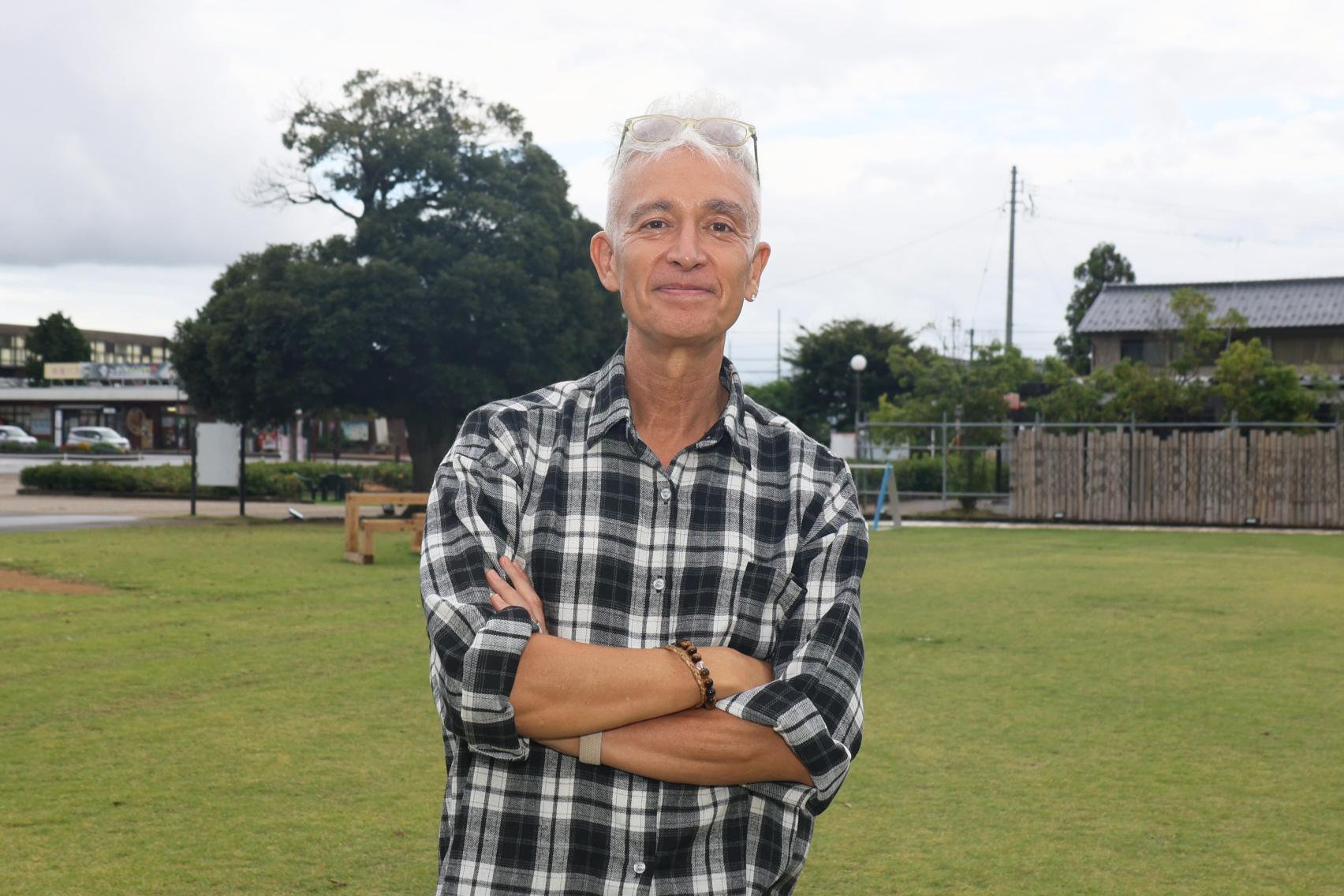 穏やかな表情でインタビューに応じるマーク・パンサー氏：globe時代のギラギラしたイメージとは異なる、今の彼が持つ自然体の魅力