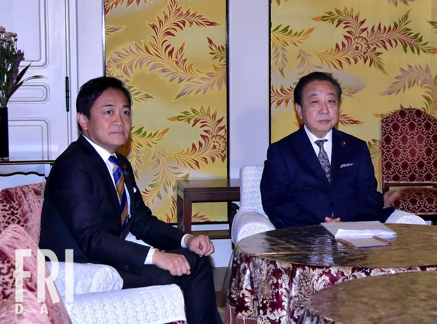 野党再編を巡り会談する立憲民主党の野田佳彦代表（左）と国民民主党の玉木雄一郎代表（右）