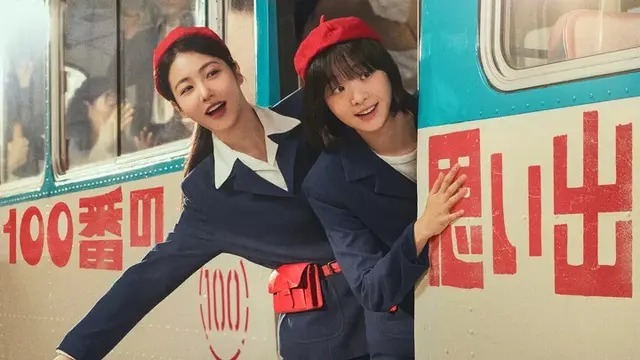 1980年代の韓国を舞台にした青春ロマンス『100番の思い出』の主要キャスト、コ・ヨンレ役キム・ダミ、ソ・ジョンヒ役シン・イェウン、ハン・ジェピル役ホ・ナムジュンの集合写真。