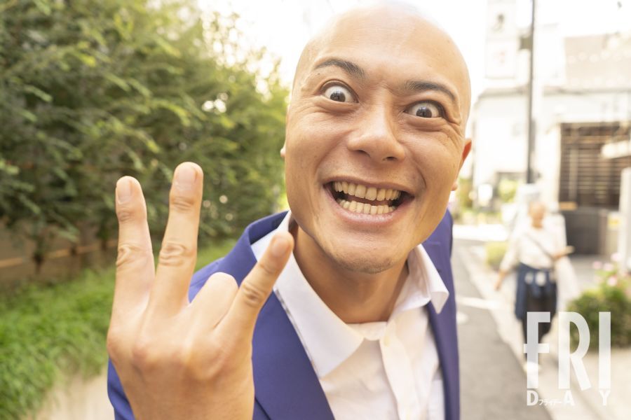 全盛期と変わらぬテンションでポーズを決める芸人バッツネ