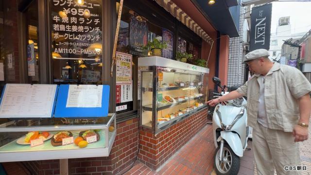 ケンドーコバヤシ氏が洋食屋「グリルママ」で「ママランチB」を堪能する様子。特にエビグラタンに舌鼓を打ち、満足げな表情を見せる。