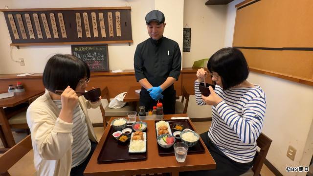 阿佐ヶ谷姉妹が中野区野方の老舗食堂「野方食堂」で「B定食」を味わう様子。ボリューム満点の鶏から揚げとマグロぶつに感激し、心温まる食体験を楽しむ。
