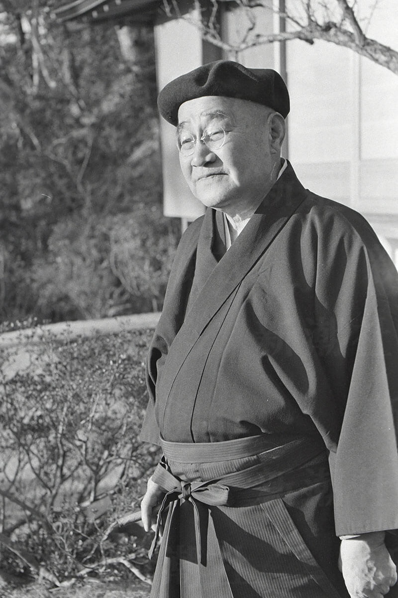 1957年、大磯の邸宅で葉巻を手にカメラを見つめる吉田茂氏。戦後日本の首相の貴重な素顔。