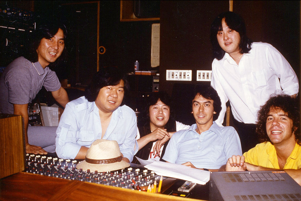 ゴダイゴのメンバー、ミッキー吉野（中央）とタケカワユキヒデ（右）らが写る1980年当時の写真