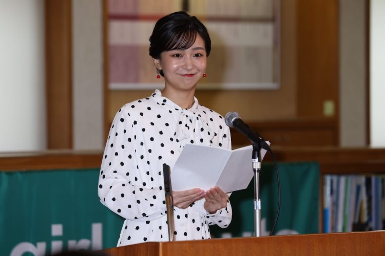 ガールズメッセ2025の式典で笑顔を見せる佳子さま、水玉ワンピース姿が清楚な印象