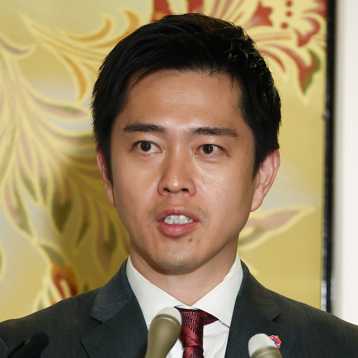 日本維新の会代表の吉村洋文氏。彼の提唱する「身を切る改革」が、テレビ番組でコメンテーターから強い批判を受けた。