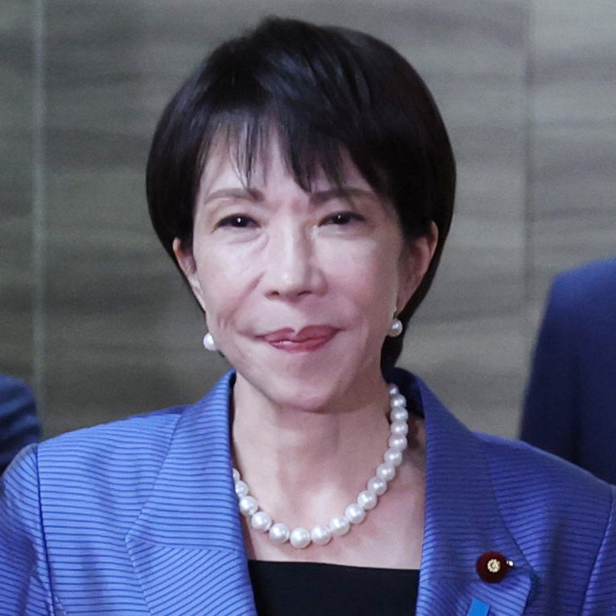 日本初の女性首相として選出された高市早苗氏が議場で挨拶